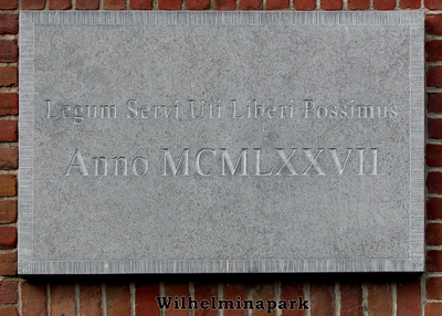 833258 Afbeelding van de in 1977 geplaatste gevelsteen, met een Latijnse tekst, aan de voorgevel van het pand ...